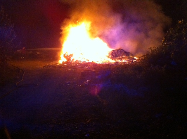 Giarre, vasto incendio terreno via Foscolo