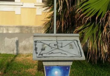 Riposto, danneggiato leggio info culturale di Torre. Caragliano: Deplorevole episodio