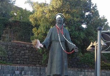 Trecastagni, vandalizzata la statua di Padre Pio FOTO