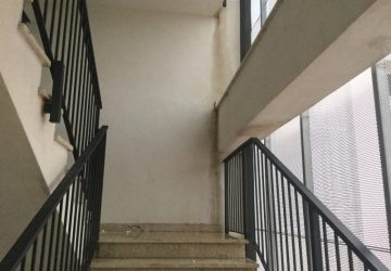 Giarre, alloggi via Carducci: corpo scala colabrodo. Allagamenti e indignazione VD