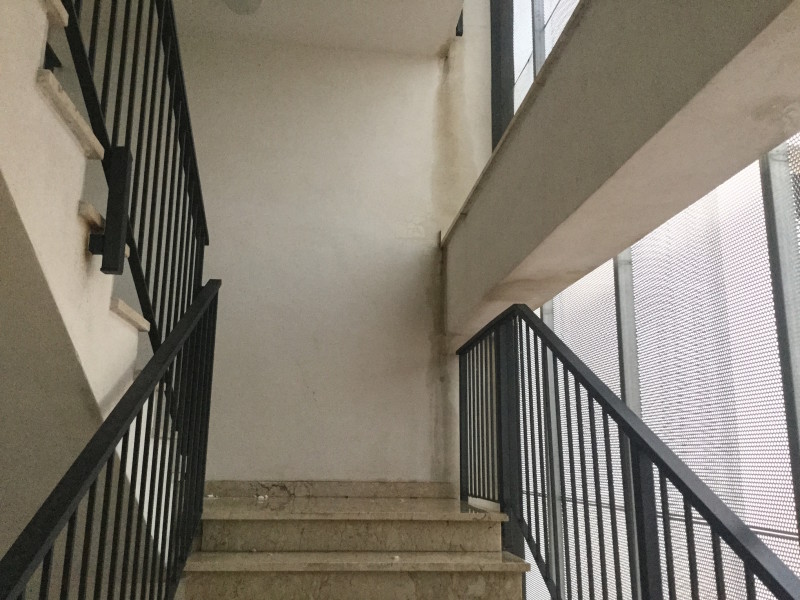 Giarre, alloggi via Carducci: corpo scala colabrodo. Allagamenti e indignazione VD