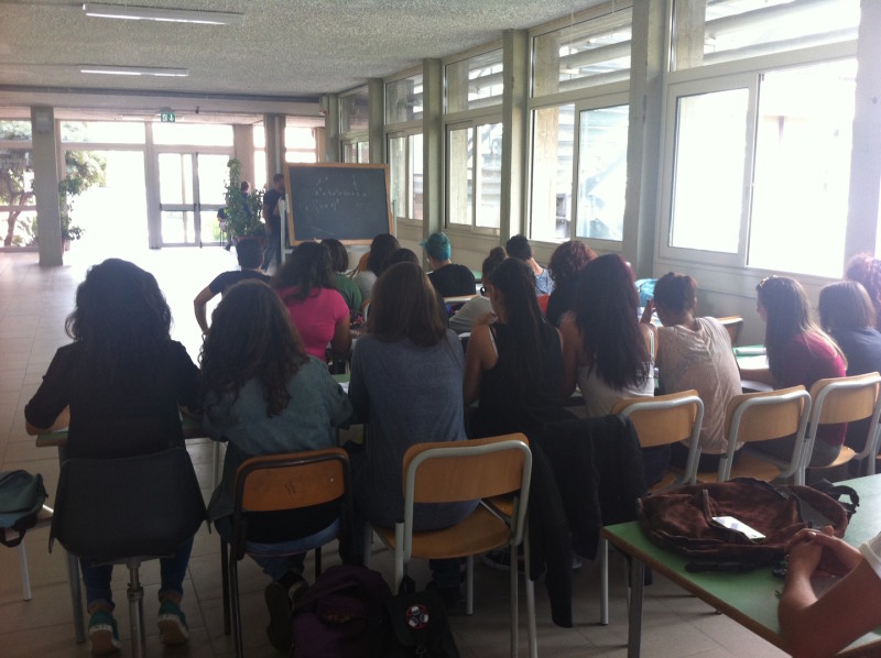 La scuola contemporanea giarrese: classi accampate nei corridoi, palestre e biblioteca