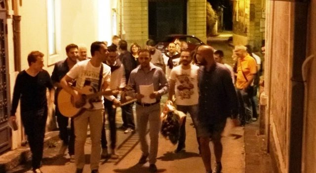 Giarre, tornano di moda le serenate d’amore VIDEO
