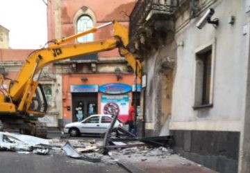 Aci Catena, con una gru rubano bancomat Unicredit