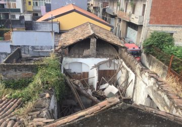 Giarre, tragedia sfiorata, crolla il tetto in due case: in salvo due anziane VD
