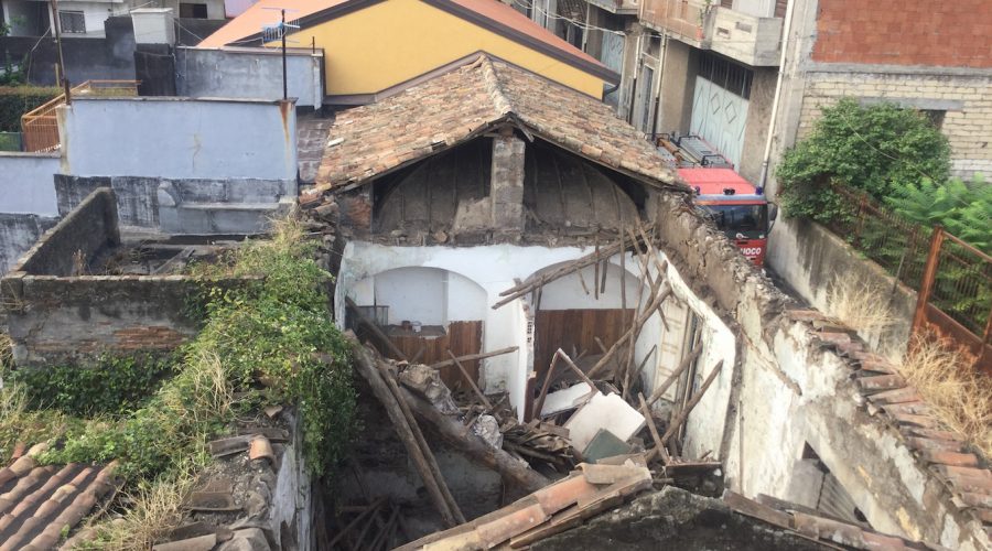 Giarre, tragedia sfiorata, crolla il tetto in due case: in salvo due anziane VD