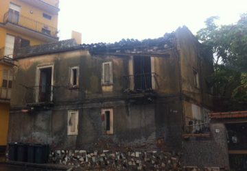 Giarre, maltempo: crolla il tetto di un immobile VIDEO