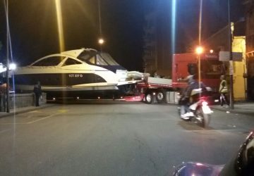 Tir con yacht a bordo paralizza il traffico a Riposto