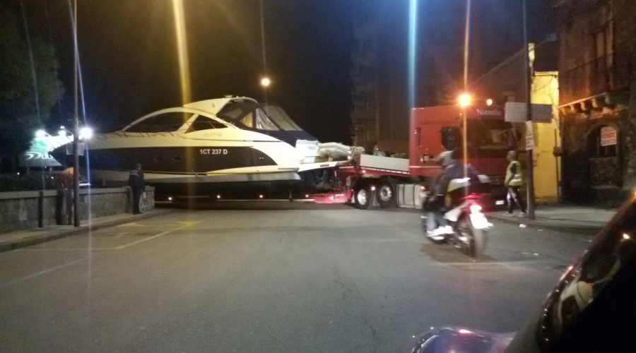 Tir con yacht a bordo paralizza il traffico a Riposto