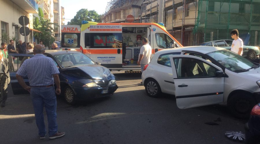 Giarre, incidente in via Alfieri: due feriti