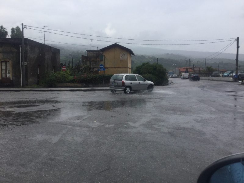 Allerta meteo, allagamenti a Giarre. Palo della luce abbattuto dal vento a S.Venerina VIDEO