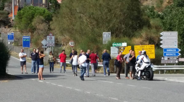 Linguaglossa: azione di protesta a quota mille. Stop ai centauri