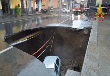 Valverde: auto sprofonda in una voragine VIDEO