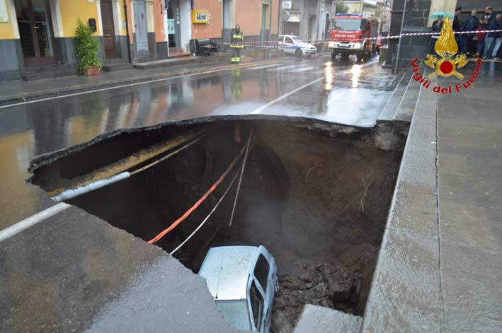 Valverde: auto sprofonda in una voragine VIDEO