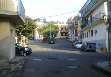 Aci Trezza, piazzale delle scuole: l&rsquo;area dell&rsquo;ex rifornimento di benzina collassa?