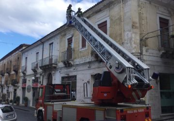 Giarre, cadono frammenti di intonaco in via Marano e corso Italia. Interviene Autoscala VD