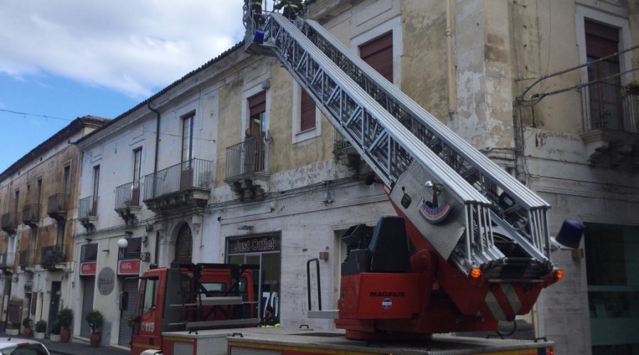 Giarre, cadono frammenti di intonaco in via Marano e corso Italia. Interviene Autoscala VD