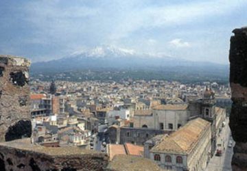 Adrano, con il coltello in mano rapina il bar della stazione: bottino di 200 euro