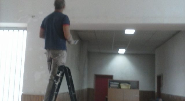 Giarre, plesso Scuola dell’infanzia “Rodari”. Il Comune assente e genitori e docenti restaurano l’edificio scolastico