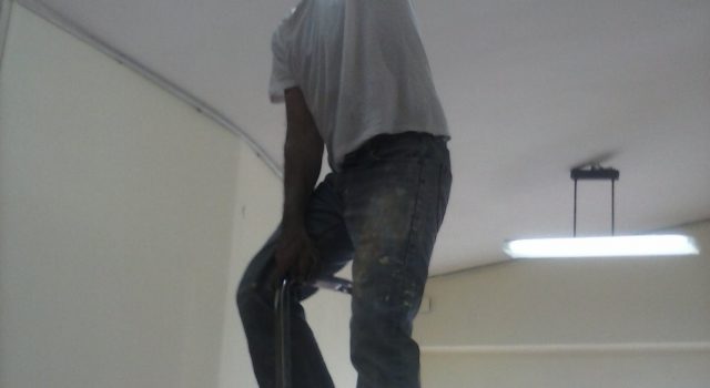 Giarre, plesso Scuola dell’infanzia “Rodari”. Il Comune assente e genitori e docenti restaurano l’edificio scolastico