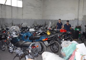 Catania: scoperto deposito colmo di scooter e moto rubate. Denunciati 2 uomini
