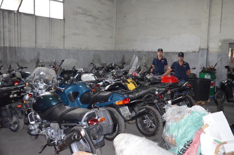 Catania: scoperto deposito colmo di scooter e moto rubate. Denunciati 2 uomini