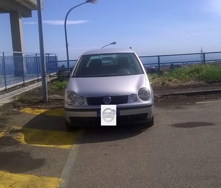 Giarre, misteriosa Polo Volkswagen in sosta da un mese davanti l’ospedale