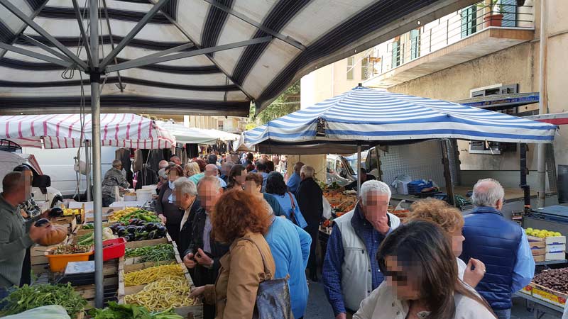 Randazzo: scippo al mercato domenicale. La vittima blocca una donna