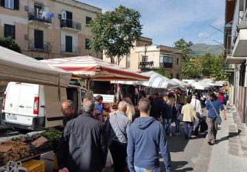 Randazzo: borseggio al mercato. Denunciata una donna rom proveniente da Adrano