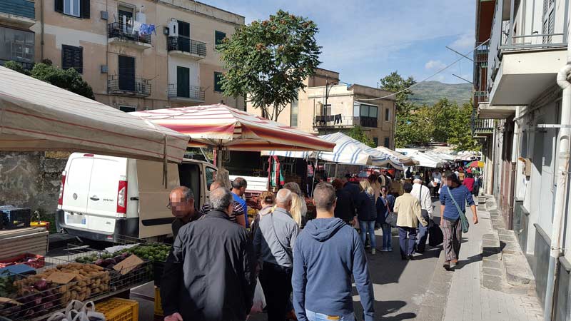 Randazzo: borseggio al mercato. Denunciata una donna rom proveniente da Adrano