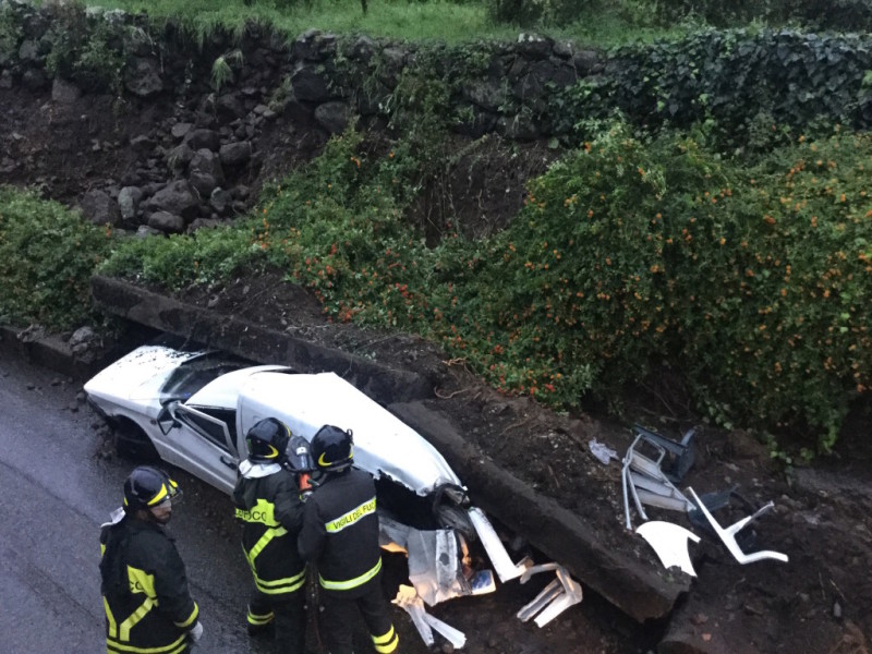 Giarre, crolla un muro: sepolta auto in via Pellico. Sospeso il mercato domani VD