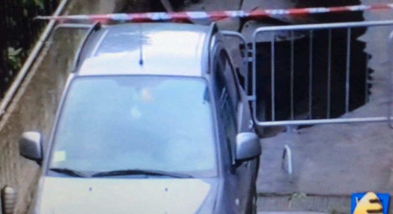 Aci Sant’Antonio: tragedia sfiorata. Auto sprofonda in una voragine