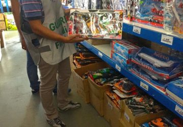 Misterbianco, maxi sequestro di articoli contraffatti.  Un milione e mezzo tra giocattoli e luminarie