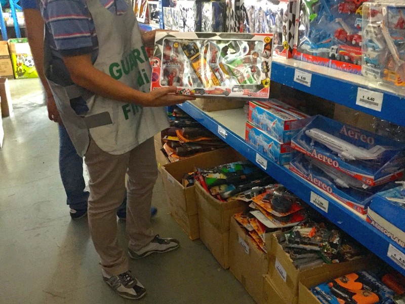 Misterbianco, maxi sequestro di articoli contraffatti.  Un milione e mezzo tra giocattoli e luminarie