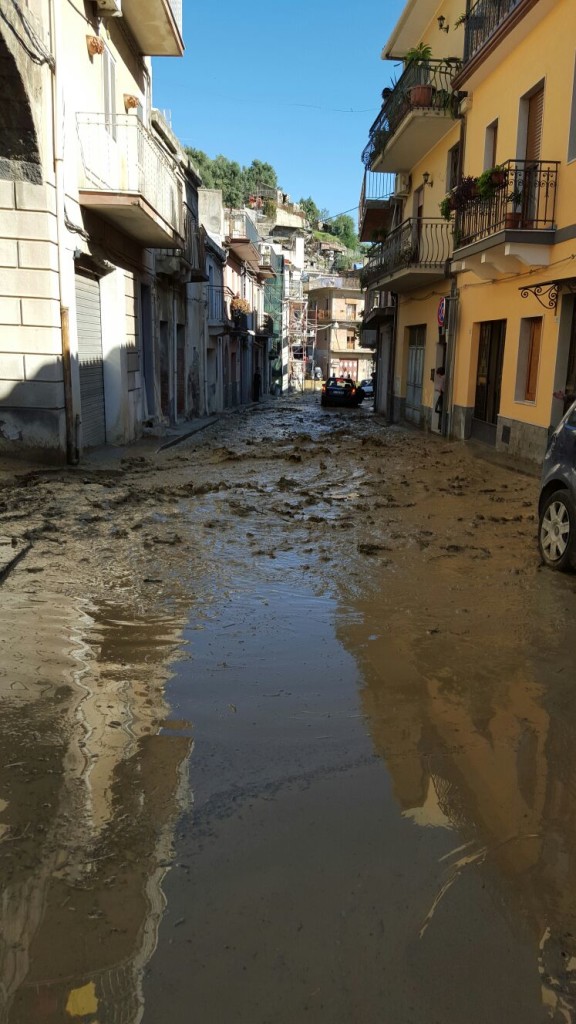 Calatabiano: iniziati i lavori di riparazione  e messa in sicurezza della tubazione dell’acqua che ha allagato il paese