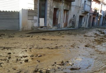 Calatabiano, si rompe una grossa tubazione di acqua potabile che inonda il quartiere Manganelli