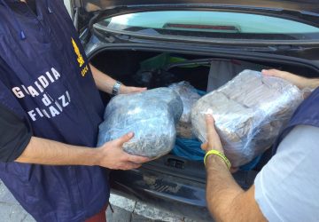 Colpo delle Fiamme gialle: arrestato corriere con 6 chili di marijuana