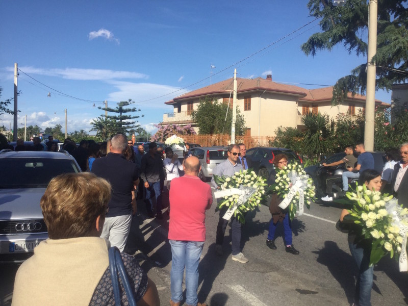 I funerali della neonata commuovono S.Leonardello VIDEO