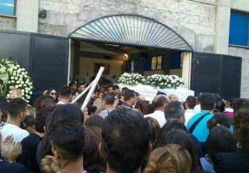 Patern&ograve;, l&rsquo;ultimo saluto a Gianluca e Valentina. Fronte indagini: c&rsquo;era un terzo mezzo sul luogo del sinistro?