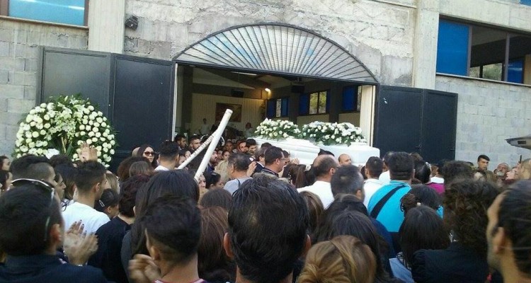 Paternò, l’ultimo saluto a Gianluca e Valentina. Fronte indagini: c’era un terzo mezzo sul luogo del sinistro?