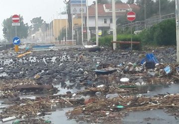 Allerta Meteo: Mareggiata a Riposto e Mascali. Acireale, chiusa per una voragine via Paolo Vasta. Situazione in tempo reale VIDEO
