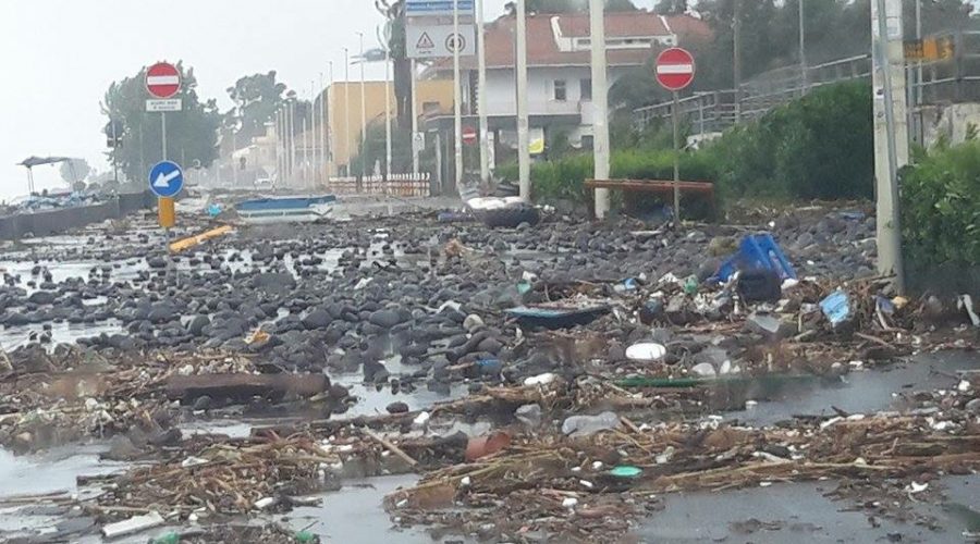 Allerta Meteo: Mareggiata a Riposto e Mascali. Acireale, chiusa per una voragine via Paolo Vasta. Situazione in tempo reale VIDEO
