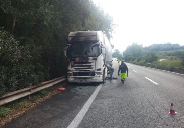 Tir prende fuoco sulla A18, conducente si ustiona una mano