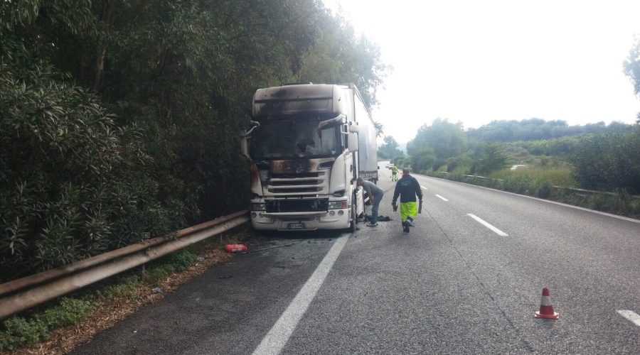 Tir prende fuoco sulla A18, conducente si ustiona una mano