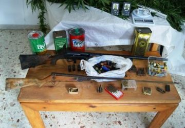 Acireale: armi e droga a casa di un insospettabile. Arrestato