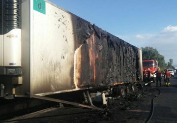 A18, in fiamme autocarro a 2 km da Acireale