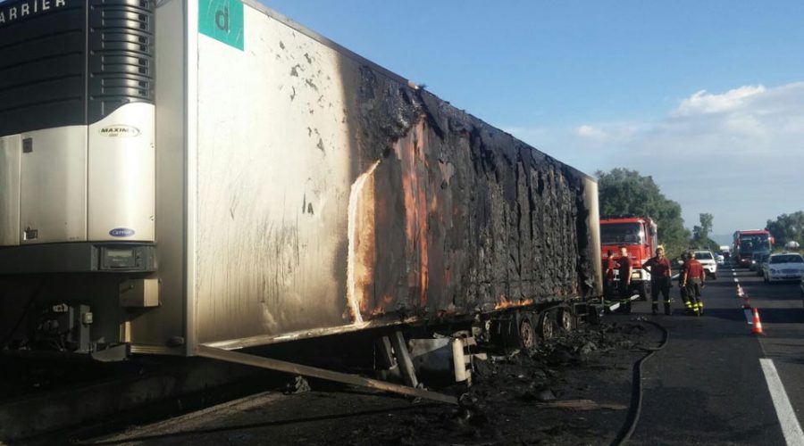 A18, in fiamme autocarro a 2 km da Acireale