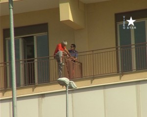 Operaio da mesi senza stipendio minaccia di lanciarsi nel vuoto