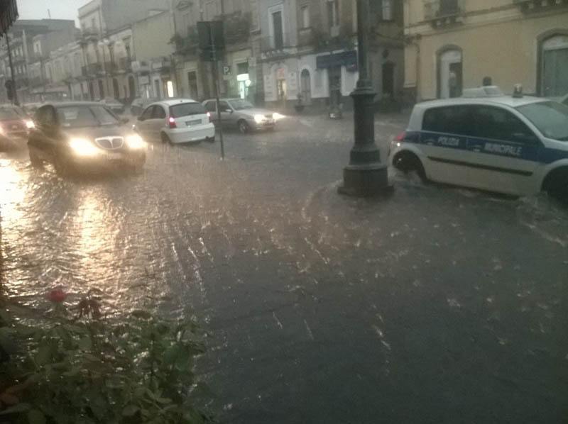 Allarme maltempo, Vigili del fuoco in azione. Frana ad Acireale. Albero colpito da fulmine a Pennisi