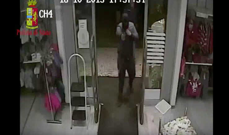 Catania, rapinano negozio: interviene poliziotto fuori dal servizio. Due arresti VIDEO